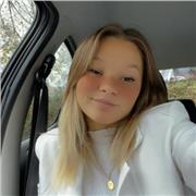 Éducatrice sportive (football) au Racing Besançon, titulaire du BAC et en pleine licence de droit, je pourrai accompagner petits et grands en Anglais, puis collégiens et primaires en matières générales, plutôt littéraires. 
Je peux me déplacer à Besançon,
